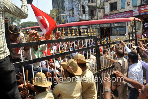 Raitha Sangha stages protest 1